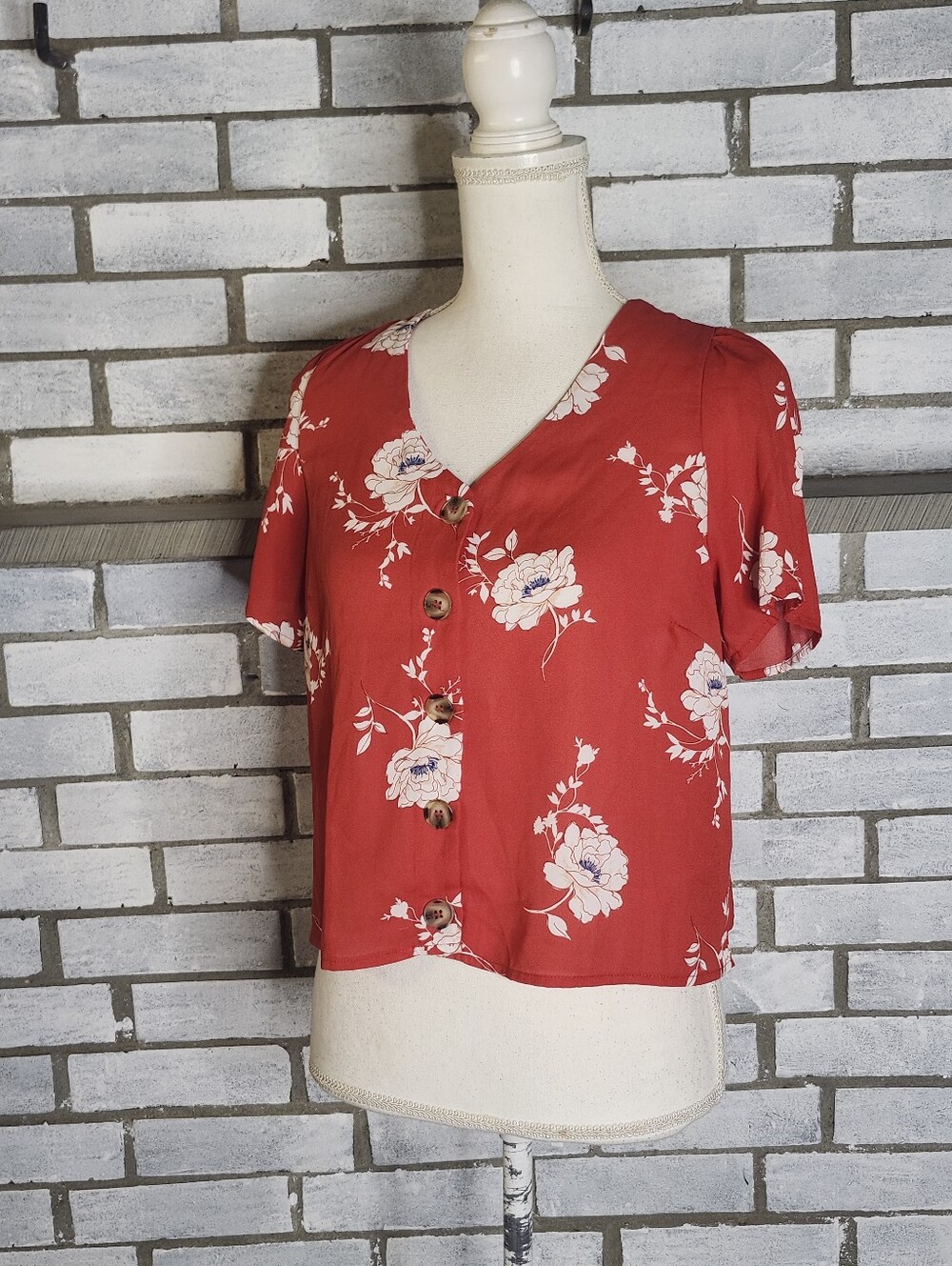 Urban Romantics Women’s Short Sleeve Floral Button Front Crop Top Small